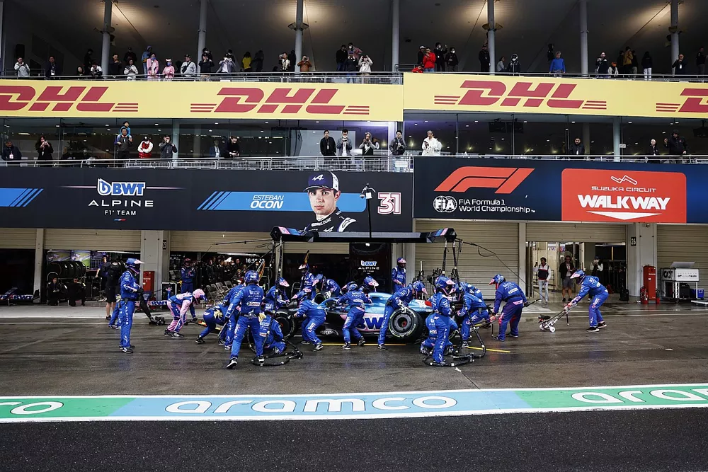 Fernando Alonso, Alpine A522, fait un arr&ecirc;t