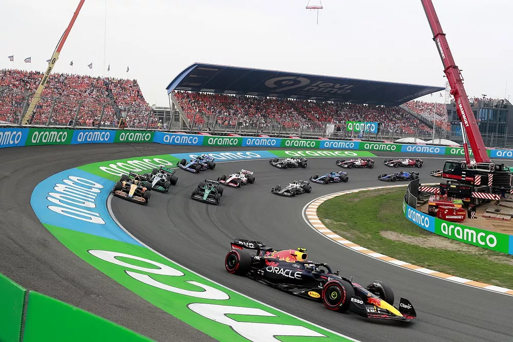 Sergio Perez, Red Bull Racing RB18, Lando Norris, McLaren MCL36, George Russell, Mercedes W13, Lance Stroll, Aston Martin AMR22