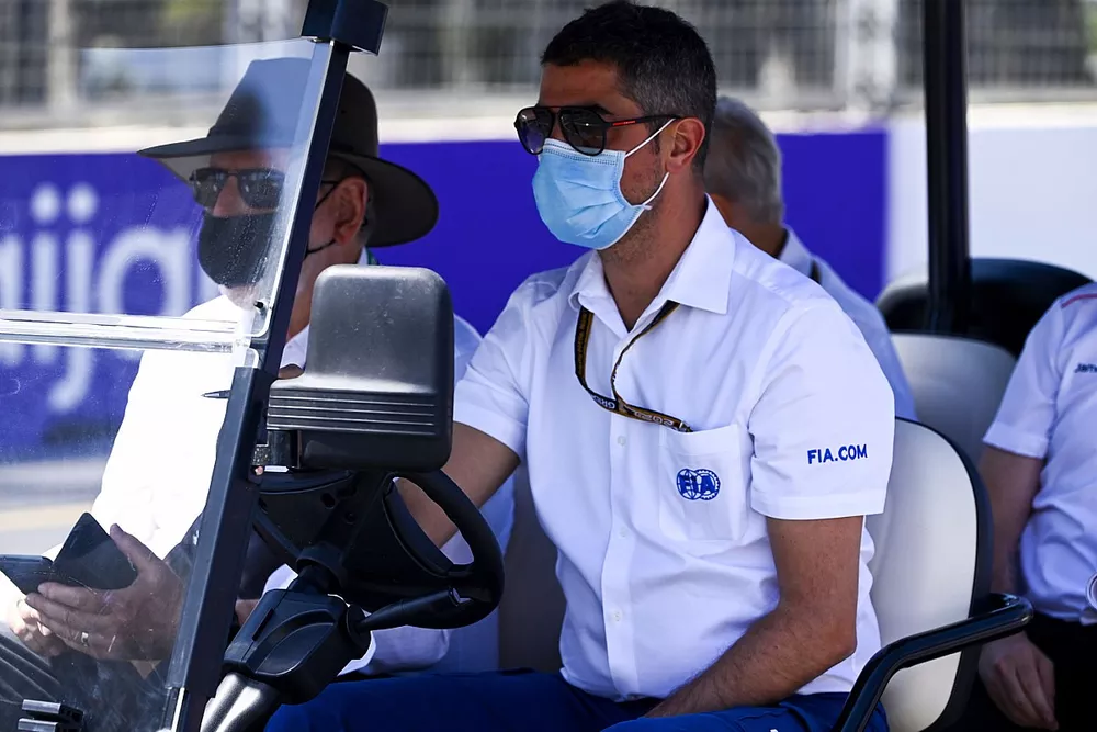 Michael Masi, director de carrera inspeccionando la pista