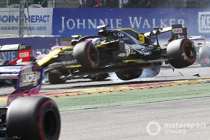 Daniel Ricciardo, Renault F1 Team R.S.19, is hit on the opening lap as Kevin Magnussen, Haas F1 Team VF-19 and Kimi Raikkonen, Alfa Romeo Racing C38 pass by