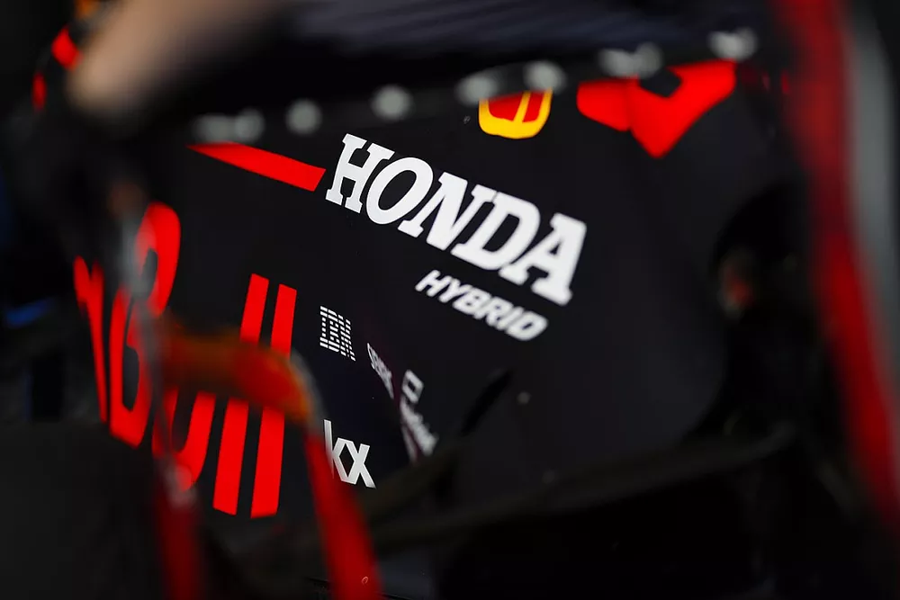 Un logo Honda sur un capot moteur Red Bull