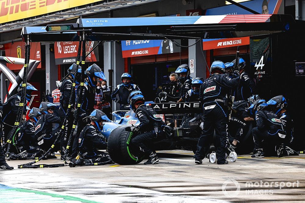 Fernando Alonso, Alpine A521 pit stop