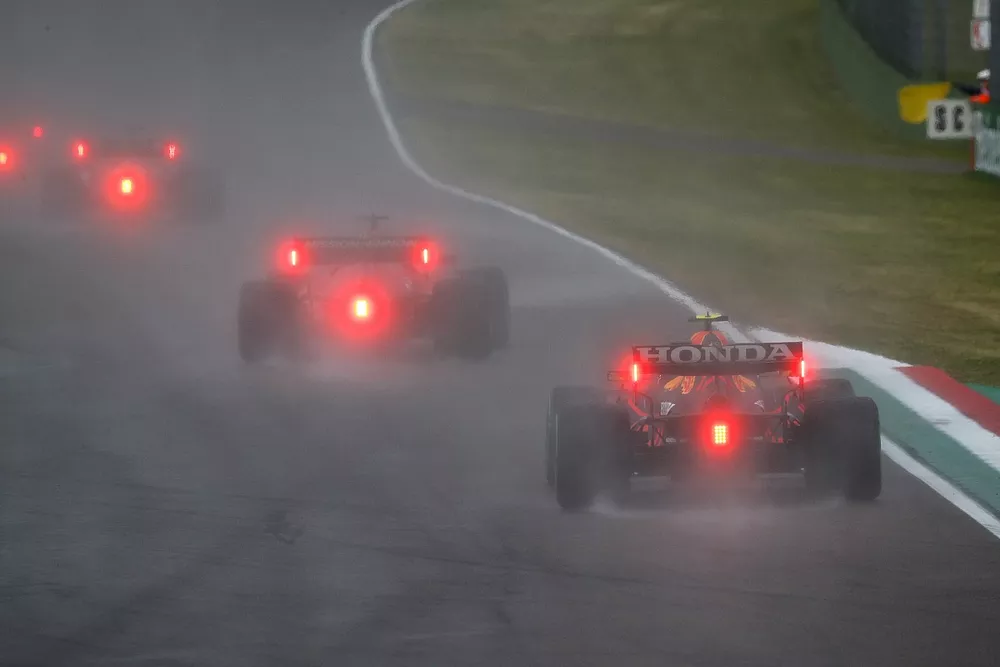 Charles Leclerc, Ferrari SF21, Sergio P&eacute;rez, Red Bull Racing RB16B