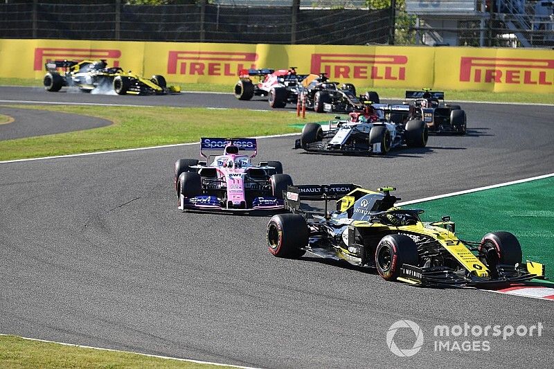 Nico Hulkenberg, Renault F1 Team R.S. 19, leads Sergio Perez, Racing Point RP19, Antonio Giovinazzi, Alfa Romeo Racing C38, Kevin Magnussen, Haas F1 Team VF-19, and Romain Grosjean, Haas F1 Team VF-19