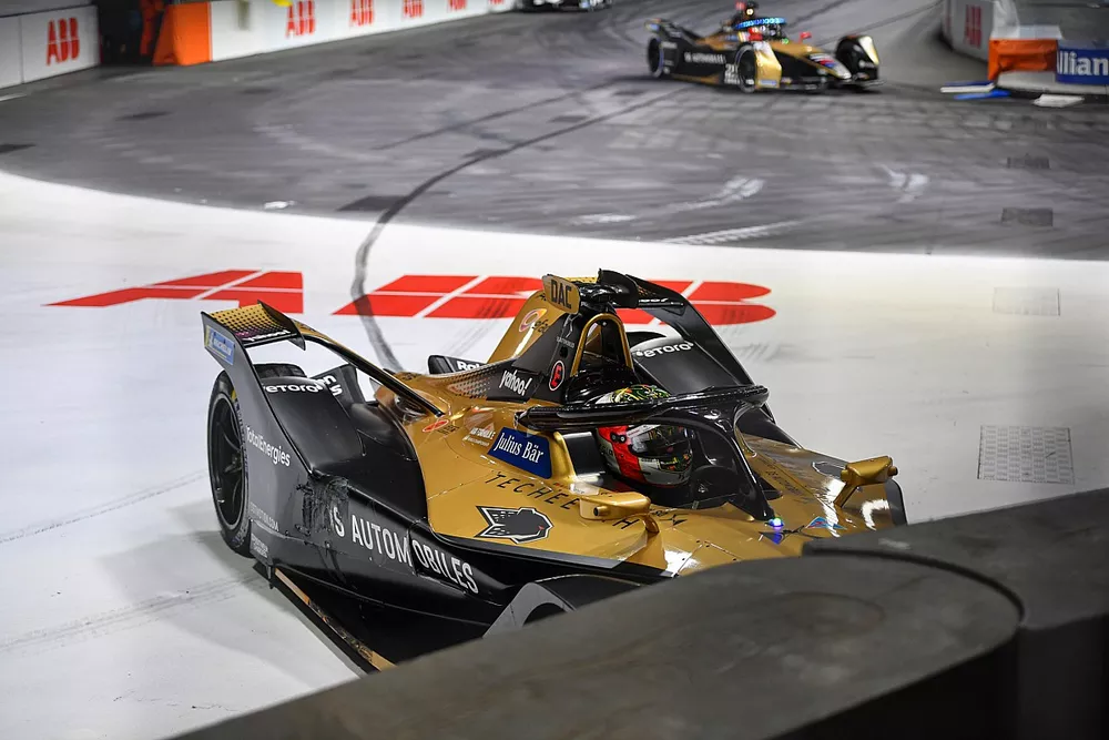Antonio Felix Da Costa, DS Techeetah, DS E-Tense FE21, comes to a halt with damage