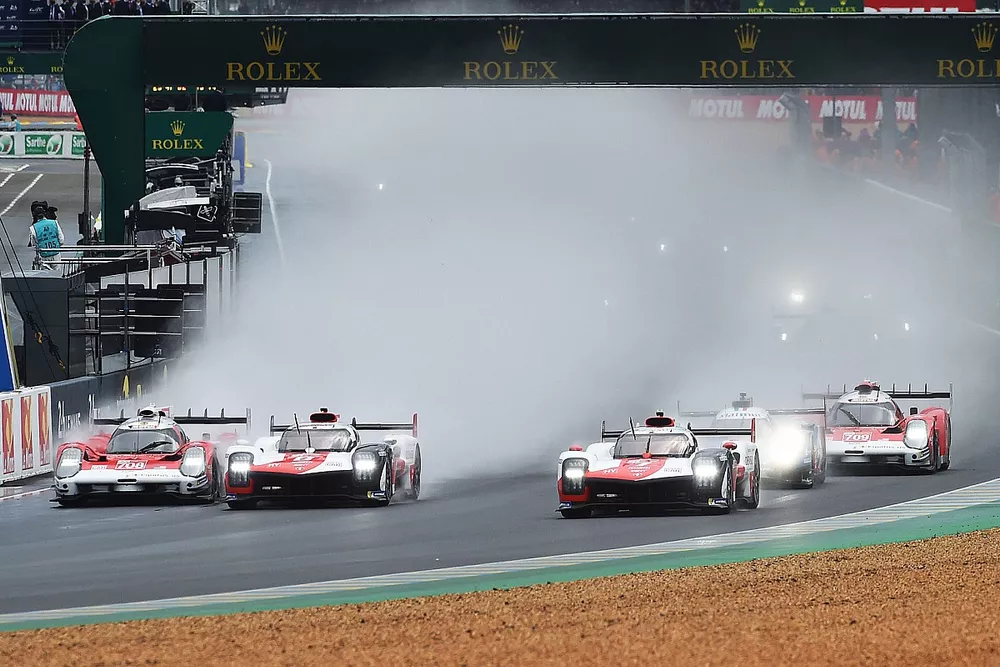 Race start #7 Toyota Gazoo Racing Toyota GR010 - Hybrid Hypercar, Mike Conway, Kamui Kobayashi, Jose Maria Lopez, #8 Toyota Gazoo Racing Toyota GR010 - Hybrid Hypercar, S&eacute;bastien Buemi, Kazuki Nakajima, Brendon Hartley