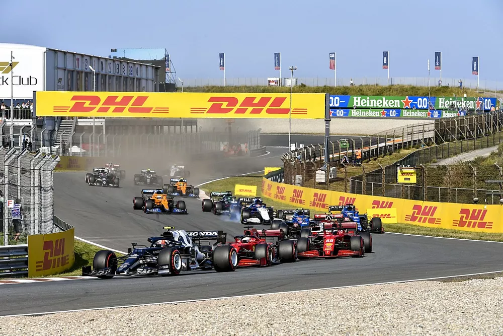 Pierre Gasly, AlphaTauri AT02, Charles Leclerc, Ferrari SF21, Carlos Sainz Jr., Ferrari SF21, Esteban Ocon, Alpine A521, Fernando Alonso, Alpine A521, et le reste des monoplaces au d&eacute;part