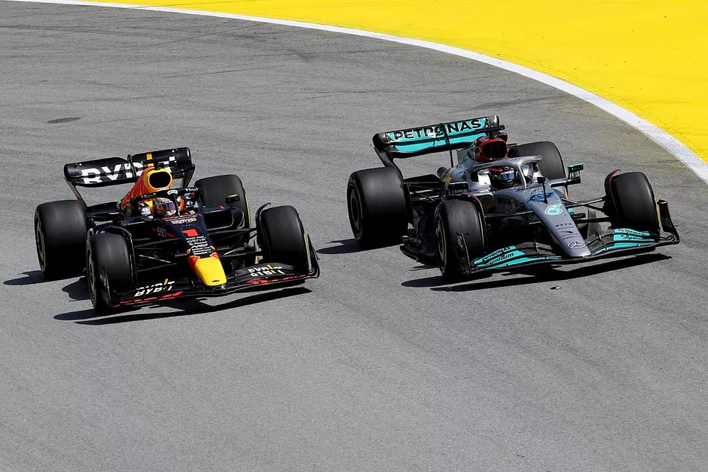 Max Verstappen, Red Bull Racing RB18 and George Russell, Mercedes W13 