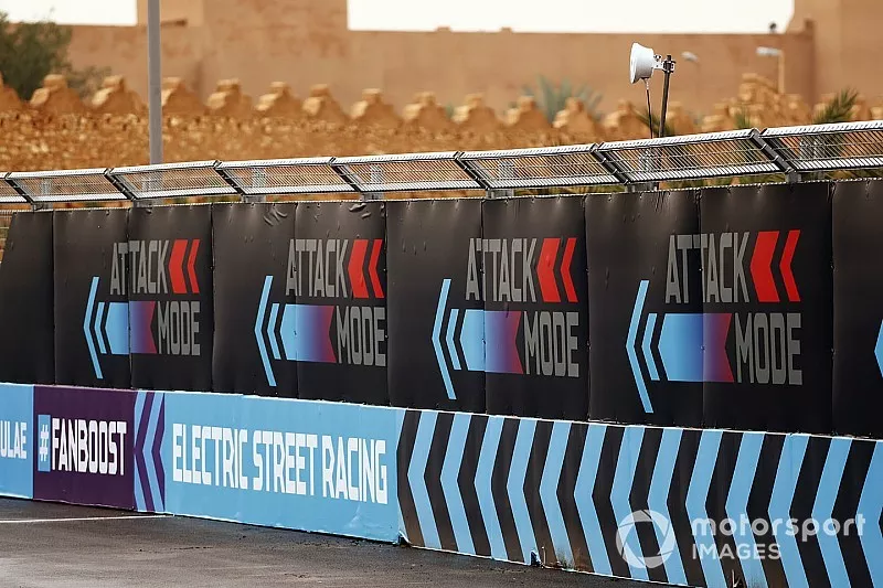 Modo ataque, logos del Fanboost en la pista
