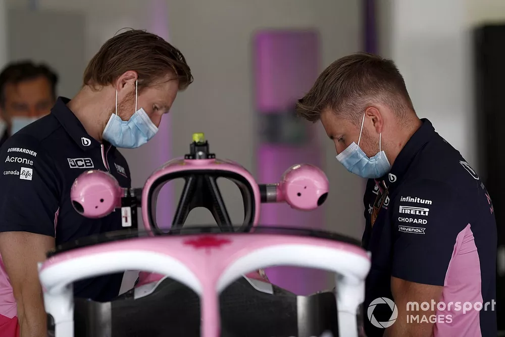 Des membres de Racing Point dans le garage