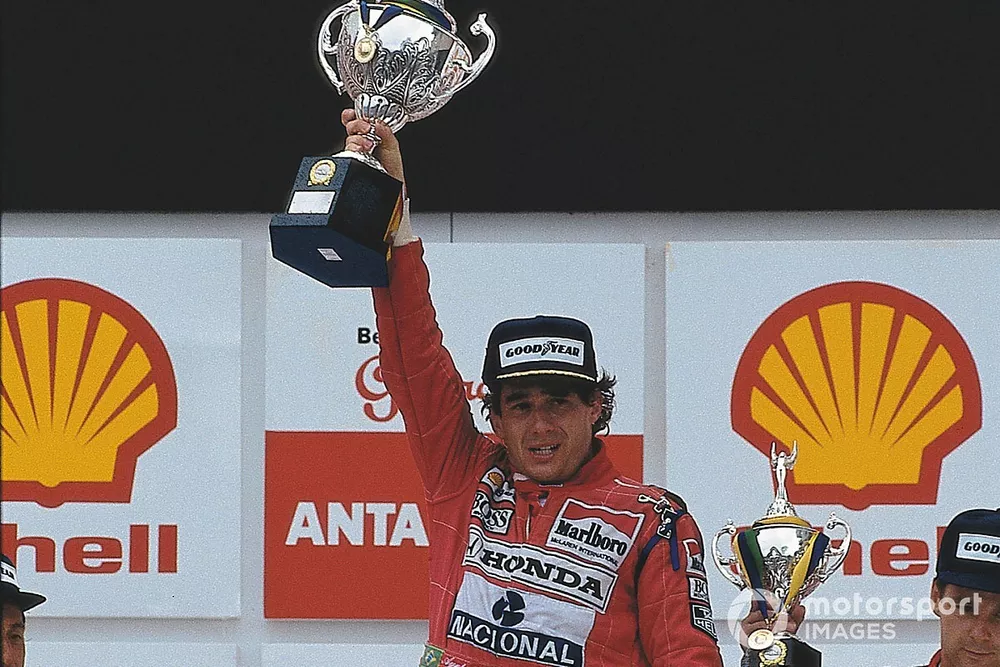 Podium: race winner Ayrton Senna, McLaren-Honda is supported by team owner Ron Dennis