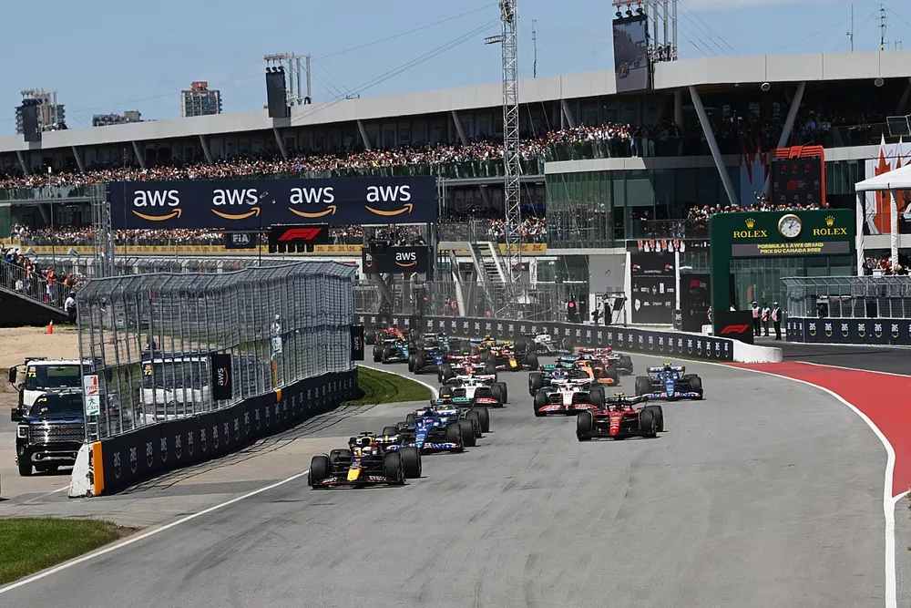 Max Verstappen, Red Bull Racing RB18, Fernando Alonso, Alpine A522, Carlos Sainz, Ferrari F1-75, Lewis Hamilton, Mercedes W13, Kevin Magnussen, Haas VF-22, the rest of the field at the start