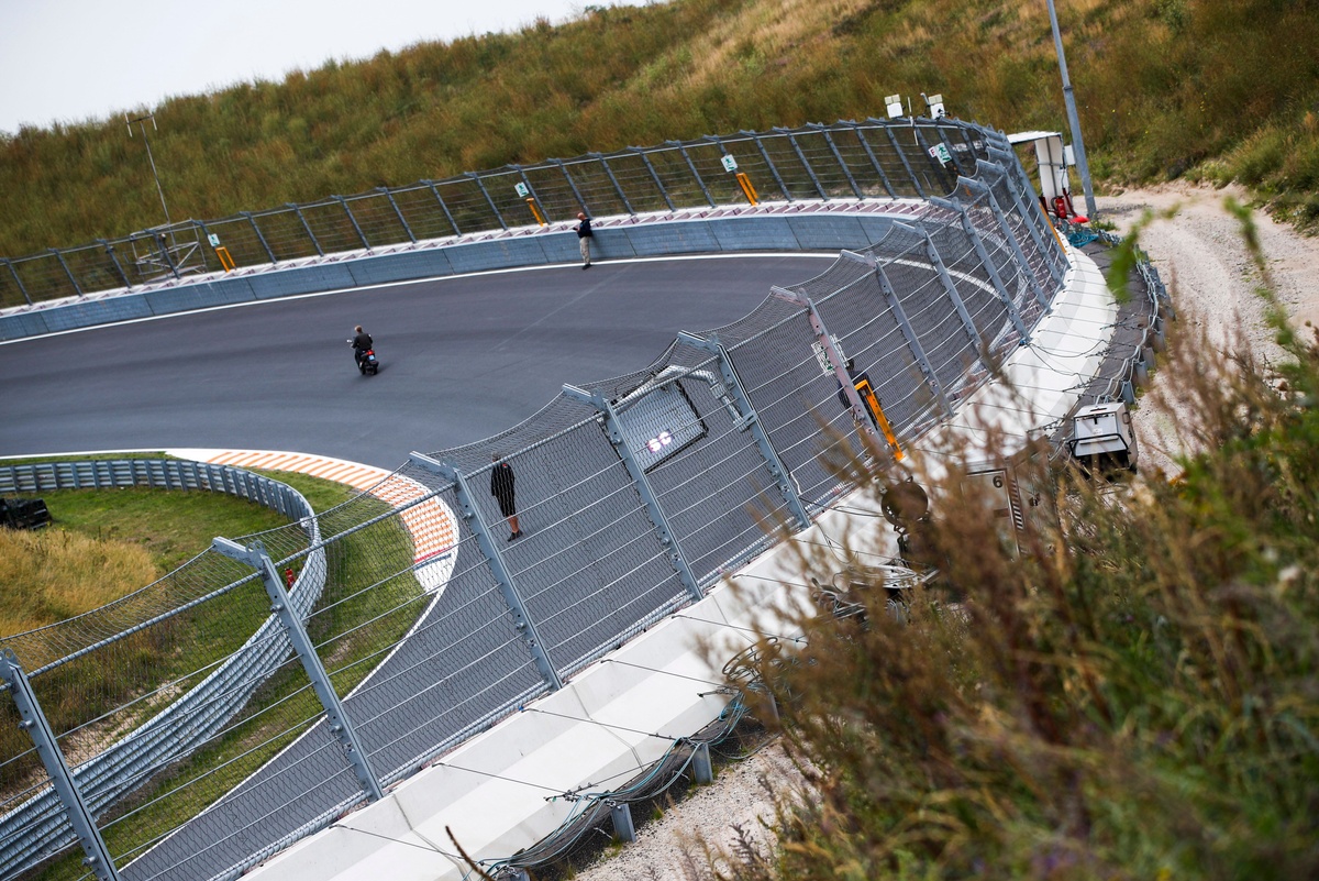 F1: Chuva torrencial na Holanda abre buraco na pista de Zandvoort