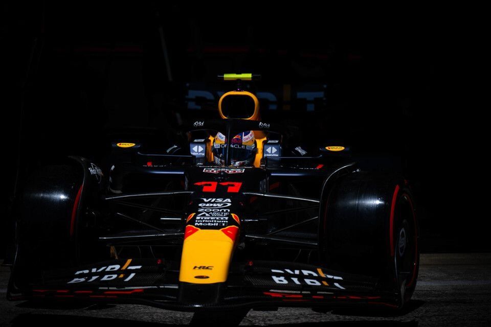 Sergio Pérez, Red Bull Racing RB20, sale del garaje