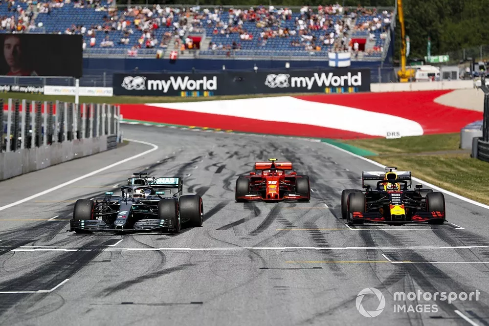 Lewis Hamilton, Mercedes AMG F1 W10, Charles Leclerc, Ferrari SF90 en Max Verstappen, Red Bull Racing RB15 rijden het Parc Ferme in