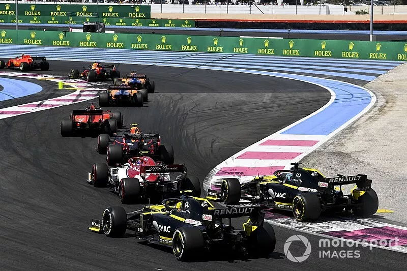 Charles Leclerc, Ferrari SF90, Max Verstappen, Red Bull Racing RB15, Carlos Sainz Jr., McLaren MCL34, Lando Norris, McLaren MCL34, Sebastian Vettel, Ferrari SF90, Pierre Gasly, Red Bull Racing RB15, Antonio Giovinazzi, Alfa Romeo Racing C38, Daniel Ricciardo, Renault F1 Team R.S.19, y Nico Hulkenberg, Renault F1 Team R.S. 19, en la vuelta de formaci&oacute;n