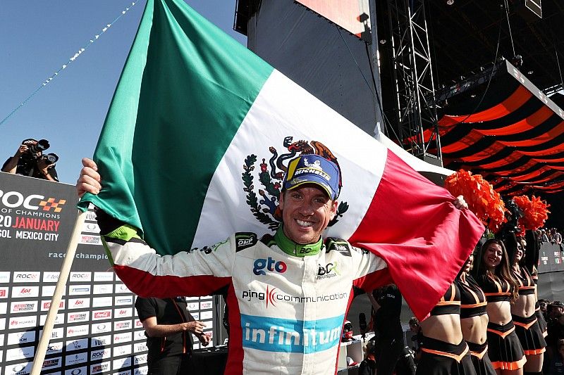 Ganador, Benito Guerra (MEX) celebra en el podio