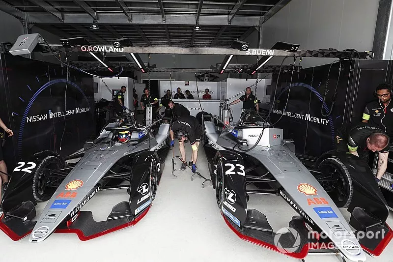 Oliver Rowland, Nissan e.Dams, Nissan IMO1, S&eacute;bastien Buemi, Nissan e.Dams, Nissan IMO1, entour&eacute;s de m&eacute;caniciens dans le garage