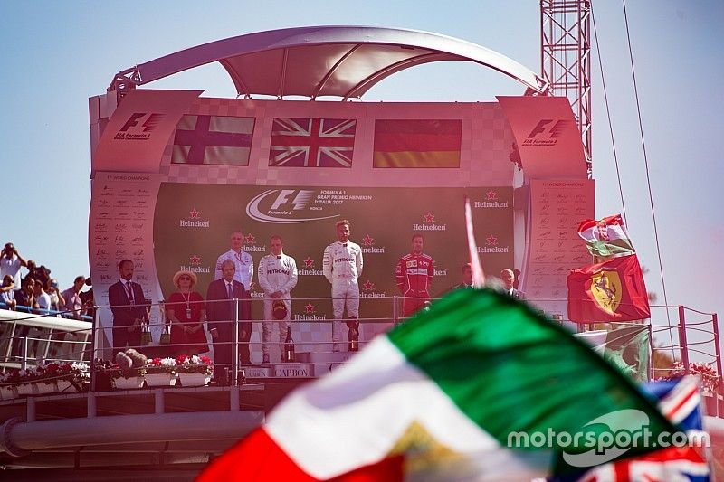 Podio: ganador de la carrera Lewis Hamilton, Mercedes AMG F1, segundo lugar Valtteri Bottas, Mercede