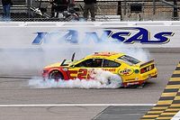 Logano vence a Harvick en Kansas y peleará por el título