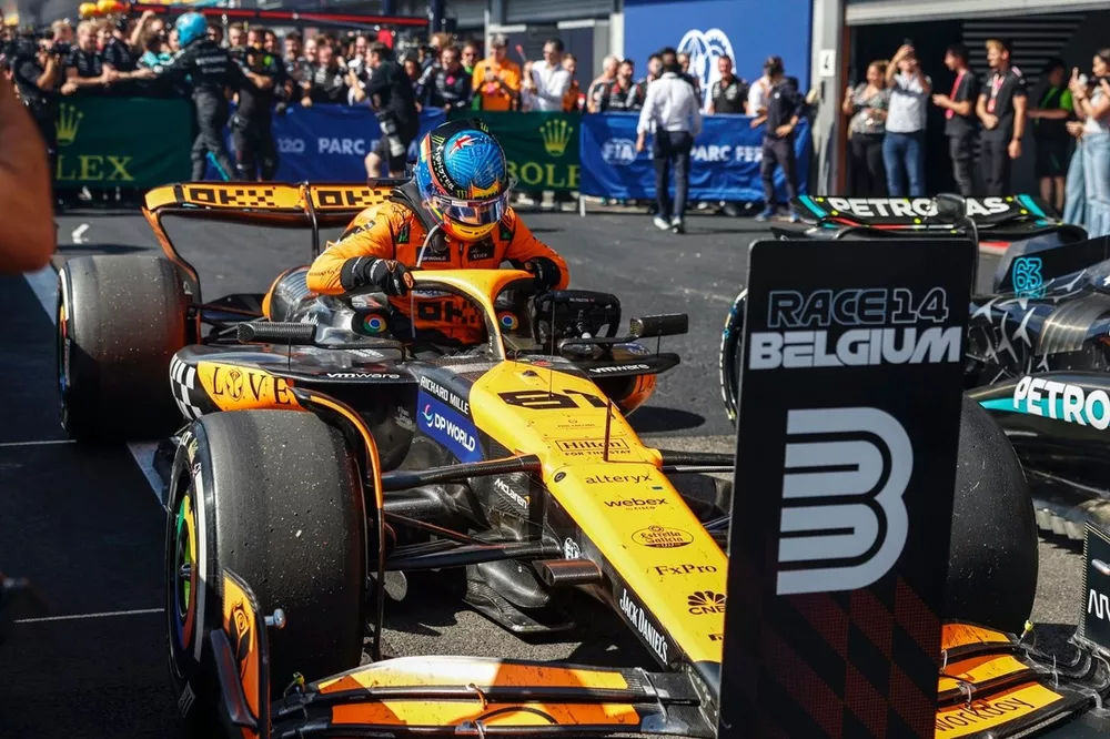 Oscar Piastri, McLaren MCL38, 3e positie, komt aan in Parc Ferme