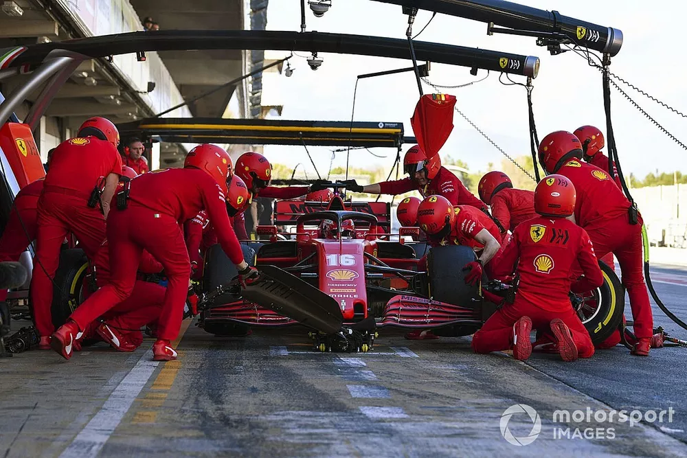 Charles Leclerc, Ferrari SF1000, s'arr&ecirc;te au stand