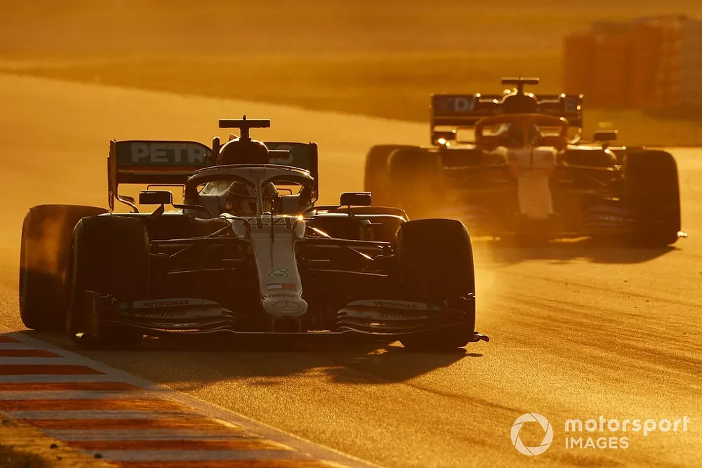 Lewis Hamilton, Mercedes F1 W11 EQ Power+, devant Carlos Sainz, McLaren MCL35 