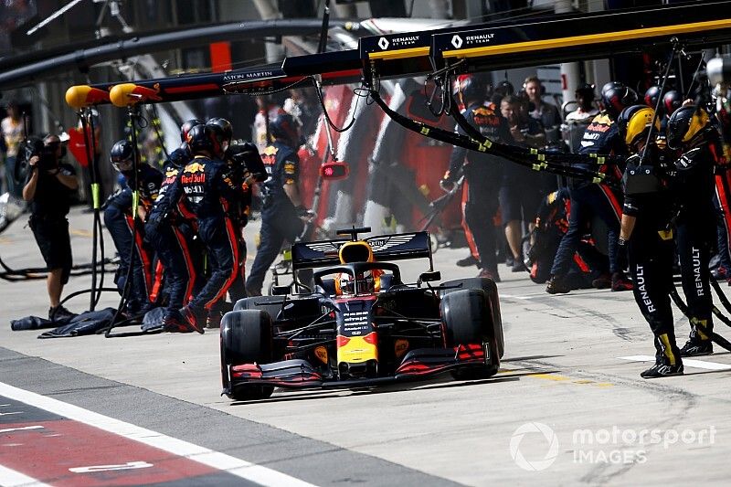 Max Verstappen, Red Bull Racing RB15 pit stop