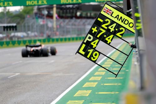 Por que os rádios não substituíram os pitboards durante uma corrida de F1?