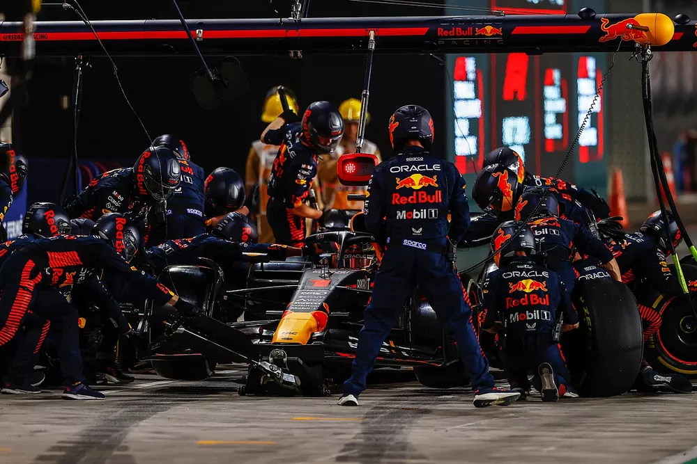 Max Verstappen, Red Bull Racing RB19, in the pits