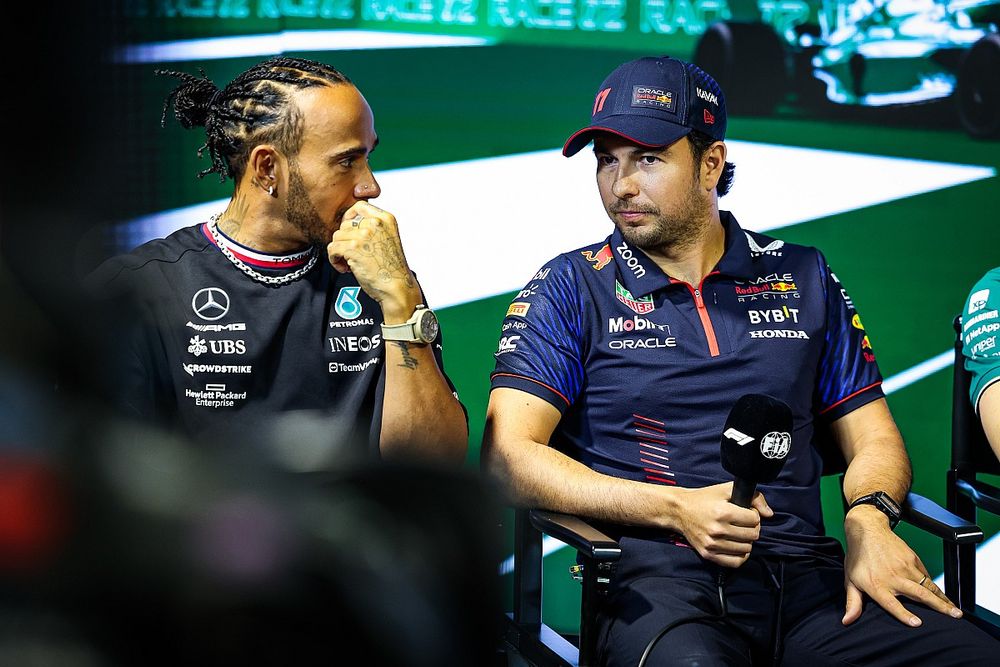 Lewis Hamilton, Mercedes-AMG, con Sergio Pérez, Red Bull Racing, durante la rueda de prensa