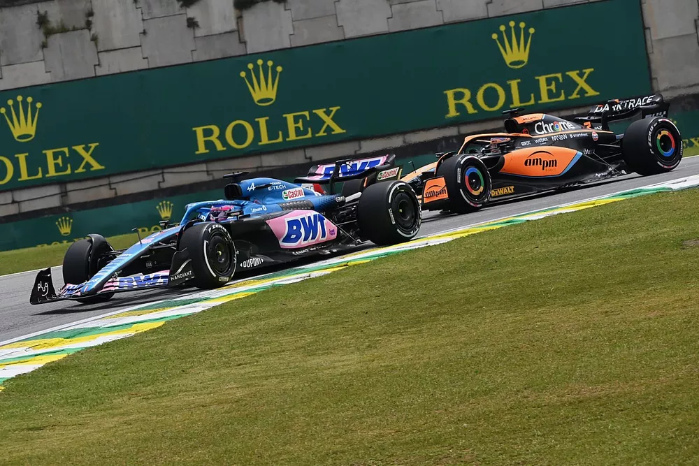 Fernando Alonso, Alpine A522, Daniel Ricciardo, McLaren MCL36