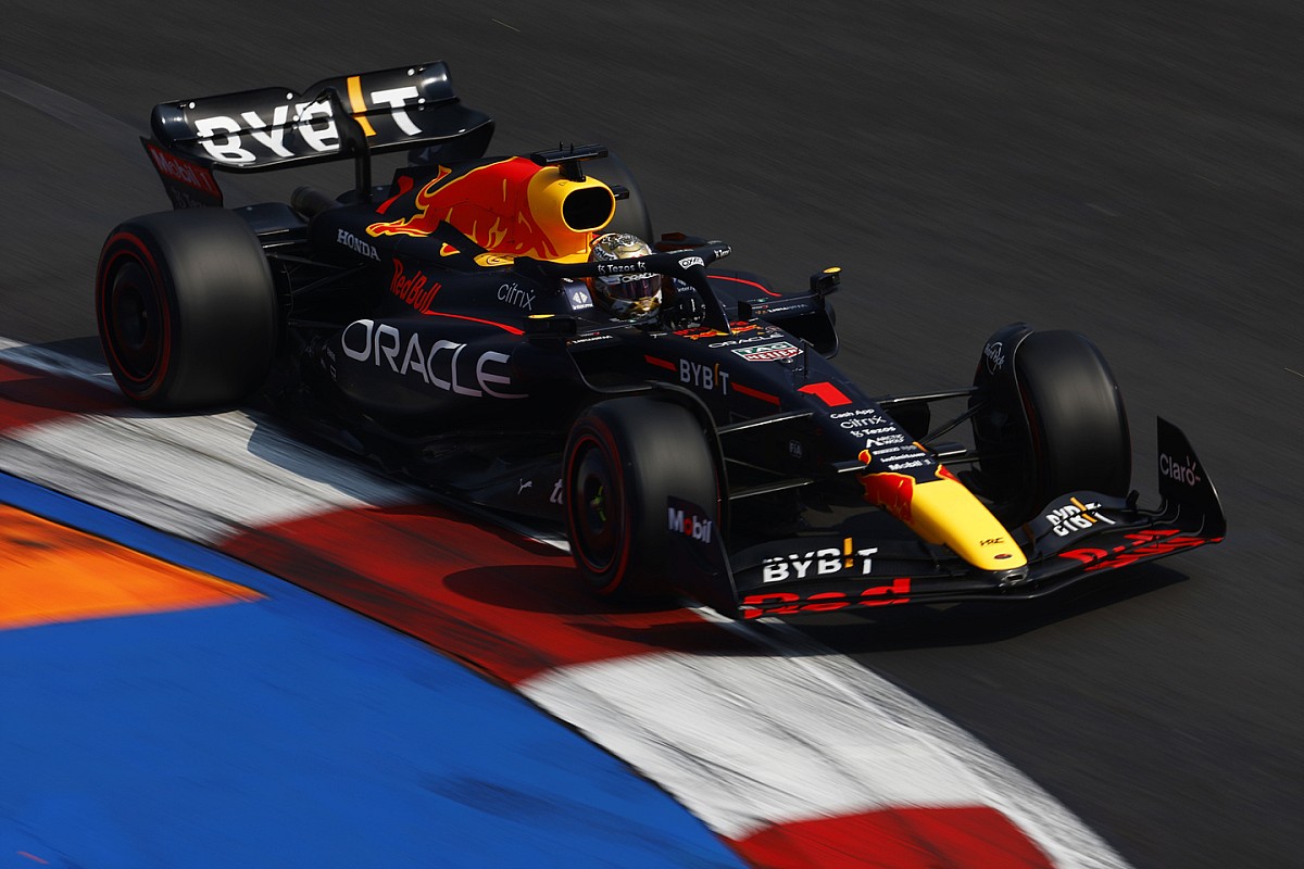 F1ダブルチャンピオンを獲得したレッドブルRB18が、圧倒的票数で