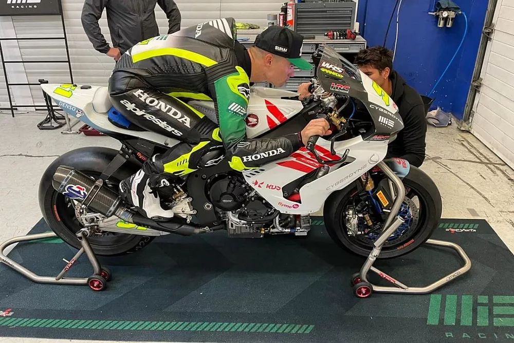 Granado checa a posi&ccedil;&atilde;o de pilotagem da CBR1000RR-R Fireblade
