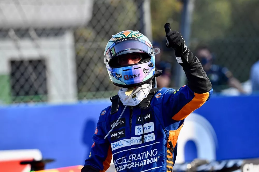 Le troisi&egrave;me Daniel Ricciardo, McLaren, fait un pouce lev&eacute; dans le parc ferm&eacute;