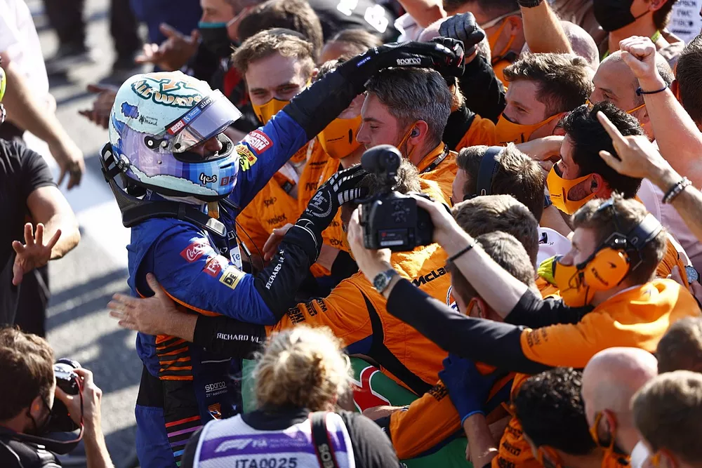 Ganador Daniel Ricciardo, McLaren, celebra en el Parc Ferme