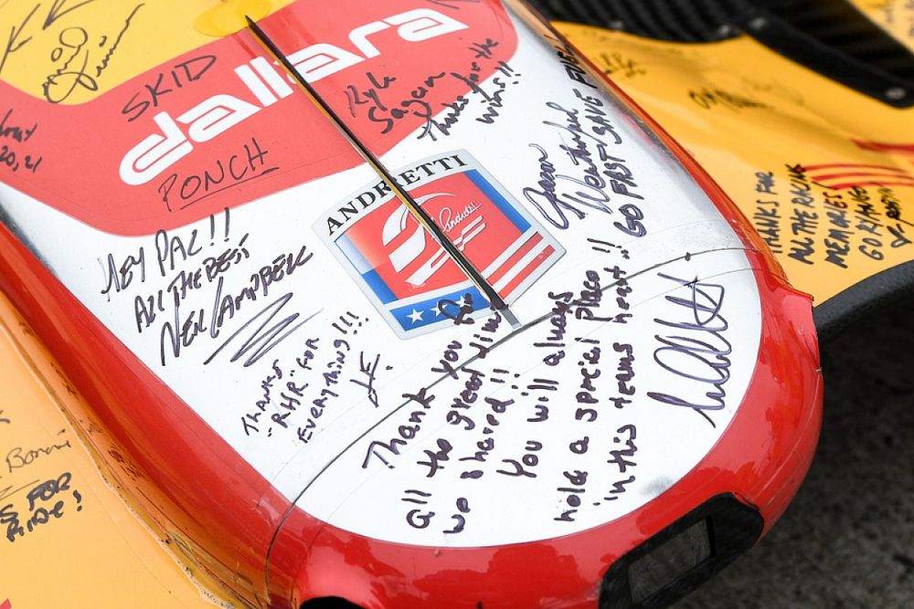 Alerón delantero del coche de Ryan Hunter-Reay, Andretti Autosport Honda con firmas