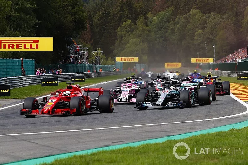 Sebastian Vettel, Ferrari SF71H, devant Lewis Hamilton, Mercedes AMG F1 W09, Esteban Ocon, Racing Point Force India VJM11, et Sergio Perez, Racing Point Force India VJM11, au premier tour
