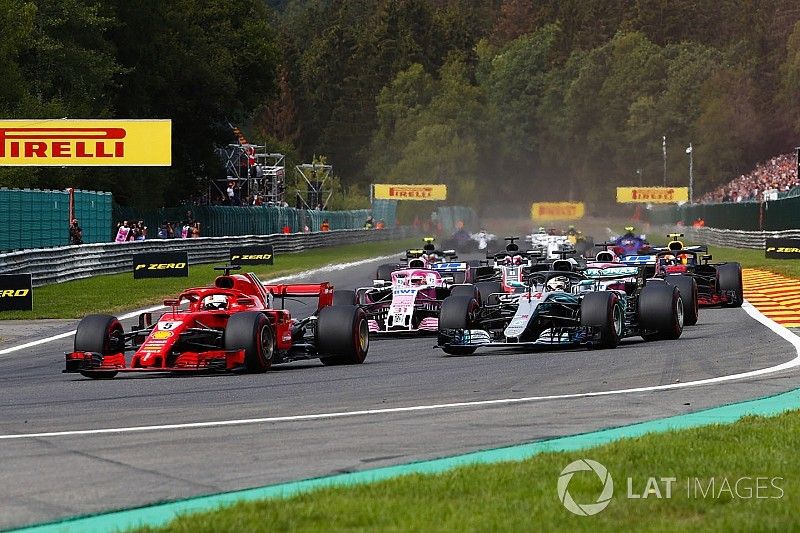 Sebastian Vettel, Ferrari SF71H, por delante de Lewis Hamilton, Mercedes AMG F1 W09, Esteban Ocon, Racing Point Force India VJM11, and Sergio Perez, Racing Point Force India VJM11, en la primera vuelta