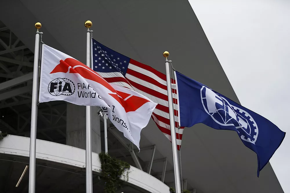 Les drapeaux des &Eacute;tats-Unis, de la FIA et de la F1