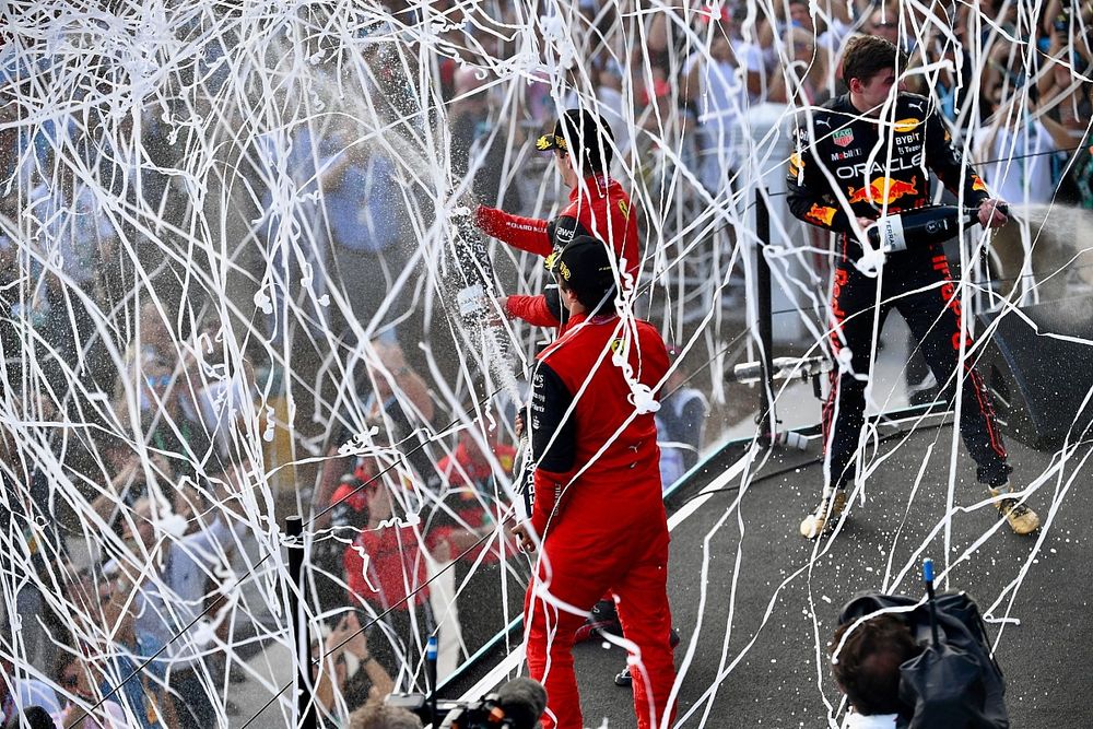 Podio: segundo lugar Charles Leclerc, Ferrari, ganador Max Verstappen, Red Bull Racing, tercer lugar Carlos Sainz, Ferrari