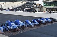 Harvick zn&oacute;w całuje cegły