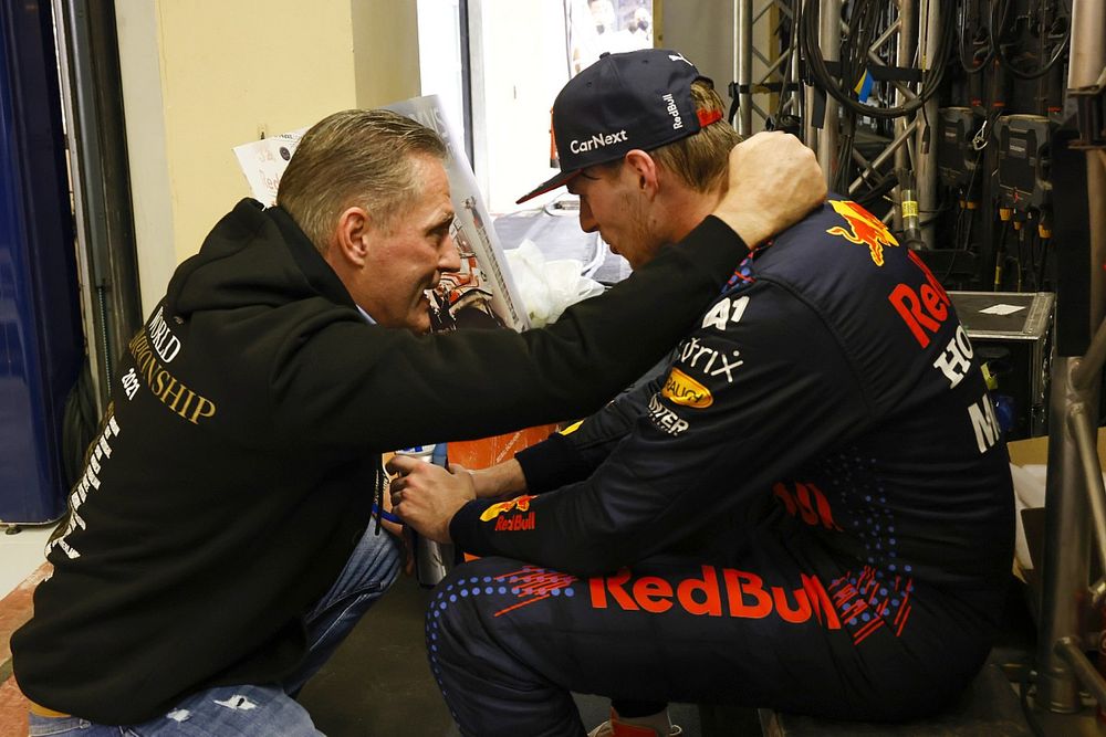 El campeón Max Verstappen, Red Bull Racing, con su padre Jos Verstappen tras la carrera