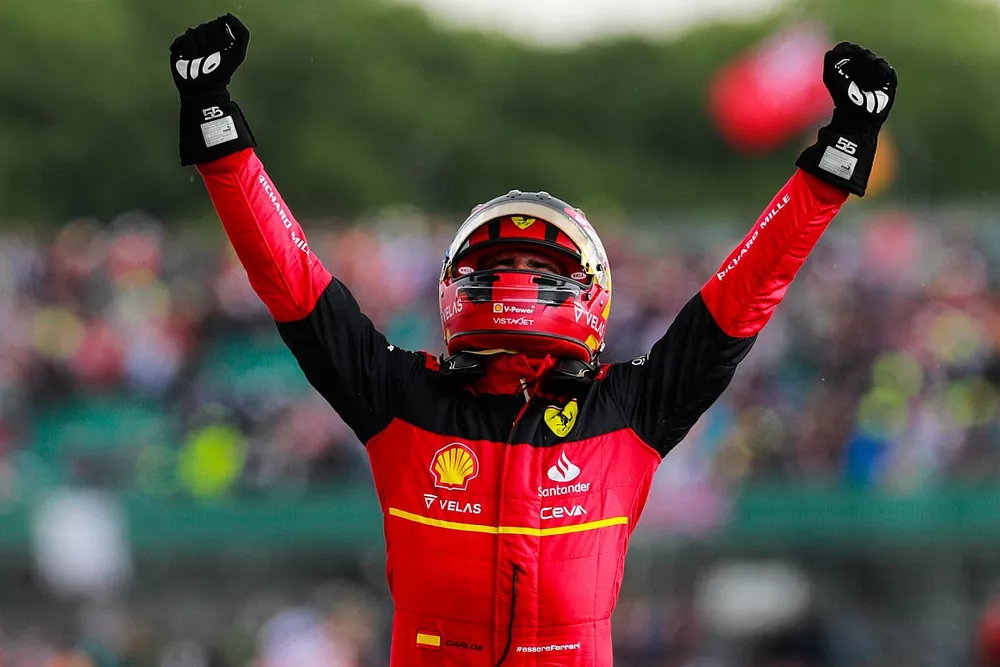 Le vainqueur Carlos Sainz, Ferrari, fête en arrivant dans le parc fermé