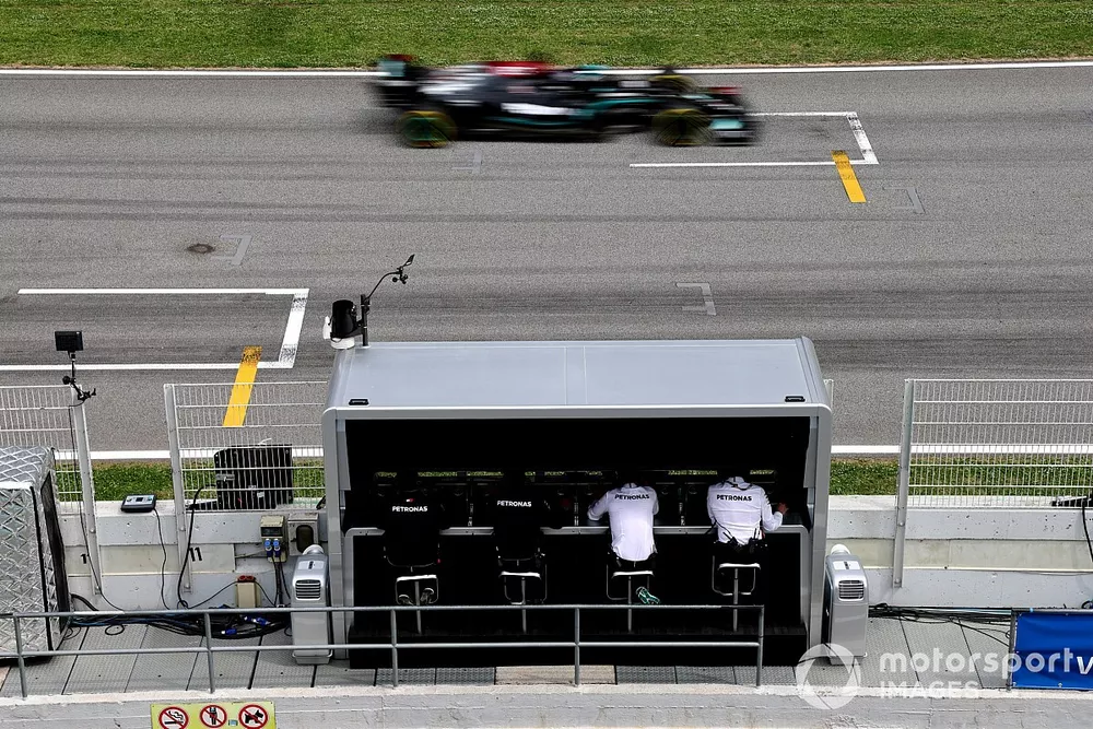 Lewis Hamilton, Mercedes W12, passe devant le muret des stands Mercedes