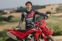 V&iacute;deo: Ducati personaliza su Desmo450 MX para Bagnaia y prepara la de M&aacute;rquez