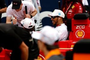 F1: Hamilton ainda sente que "algo está atrapalhando a Ferrari"