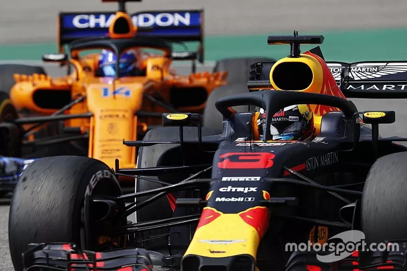 Daniel Ricciardo, Red Bull Racing RB14, leads Fernando Alonso, McLaren MCL33