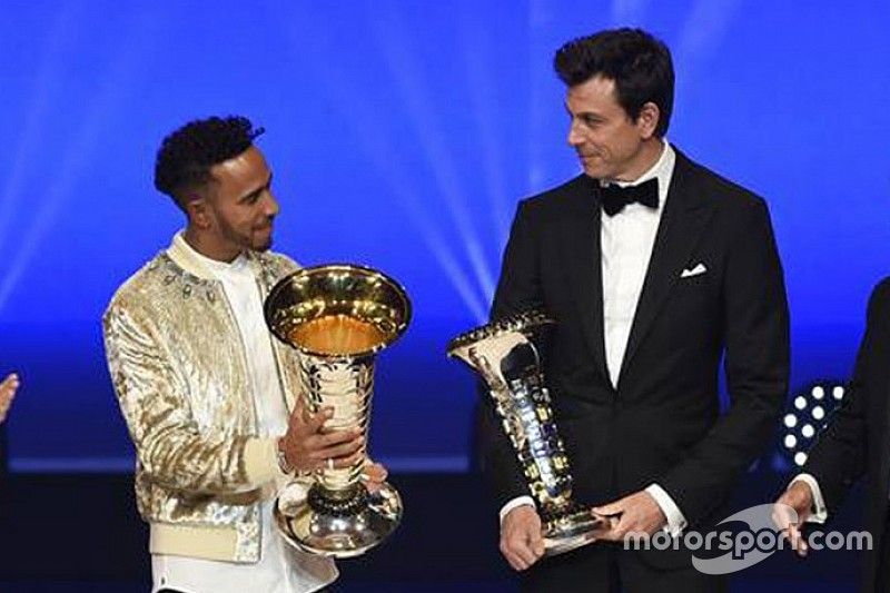 Lewis Hamilton con Toto Wolff, Jean Todt y Chase Carey