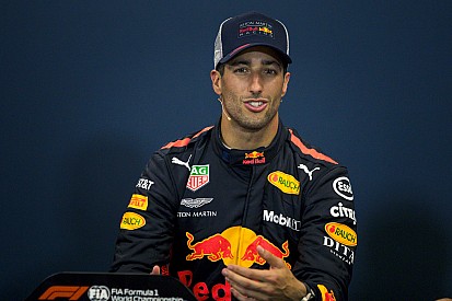 A McLaren és a Mercedes is Ricciardót akarja: Vettel nem engedi a Ferrarihoz?